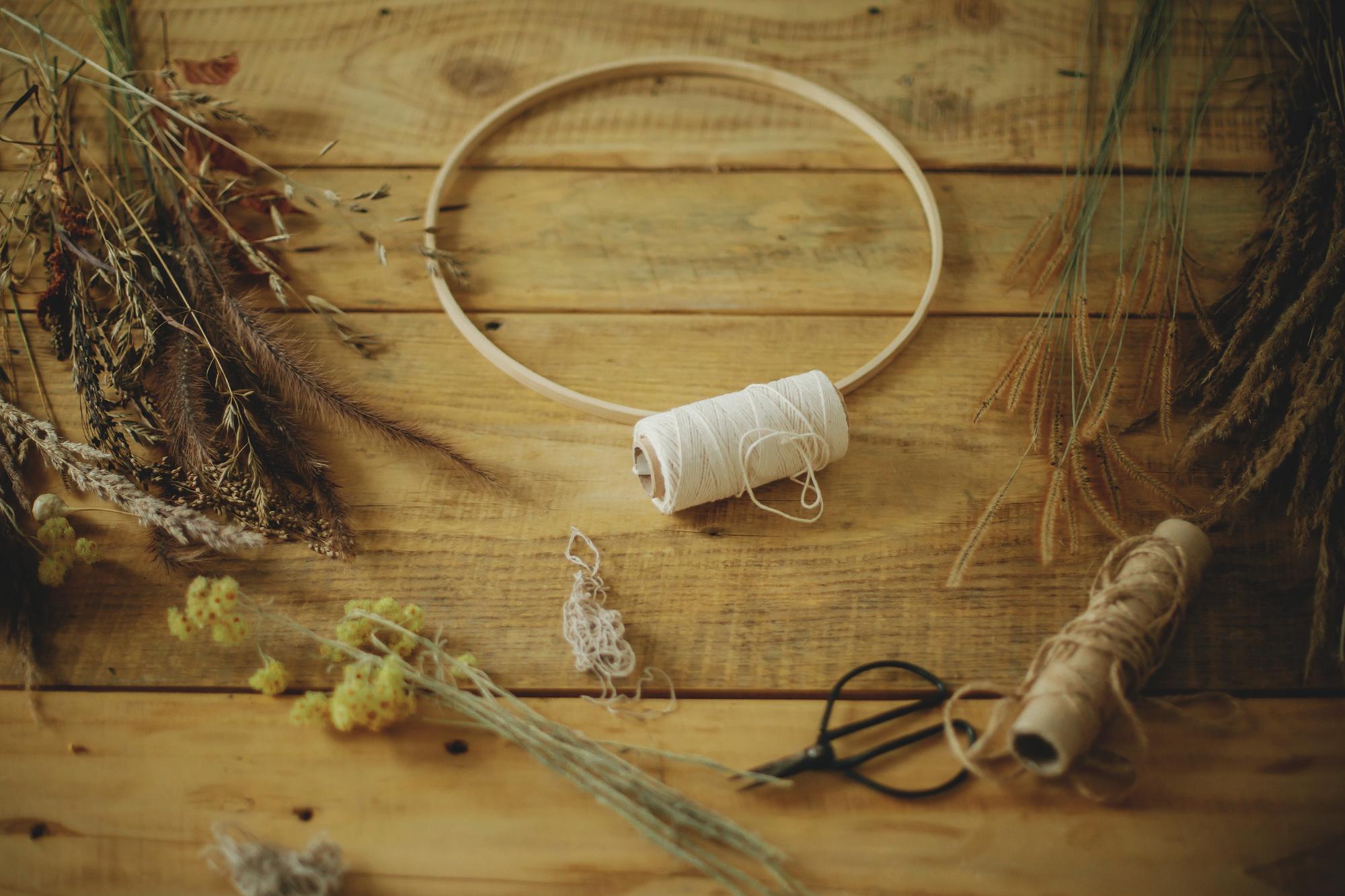 Interno atelier con telaio e materiali di ricamo